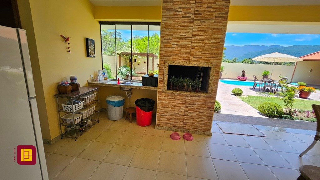 Casa com 280m², 4 quartos (sendo 3 suítes), 2 garagens, no bairro Sul do Rio em Santo Amaro da Imperatriz