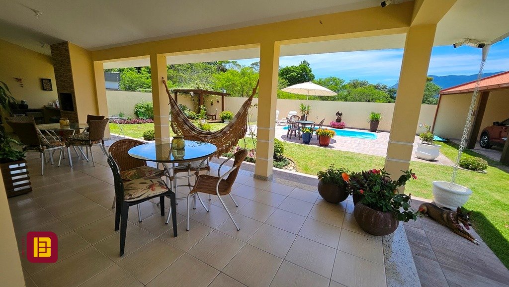 Casa com 280m², 4 quartos (sendo 3 suítes), 2 garagens, no bairro Sul do Rio em Santo Amaro da Imperatriz