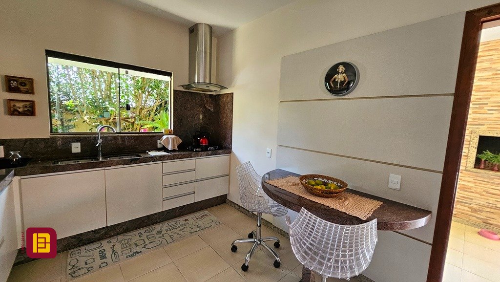 Casa com 280m², 4 quartos (sendo 3 suítes), 2 garagens, no bairro Sul do Rio em Santo Amaro da Imperatriz
