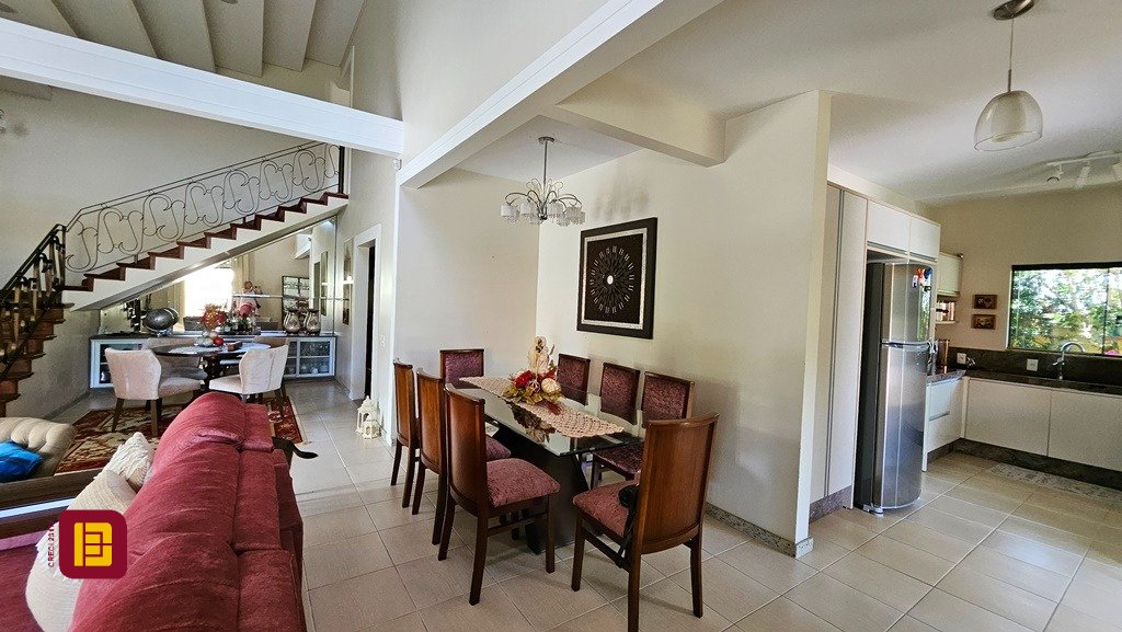 Casa com 280m², 4 quartos (sendo 3 suítes), 2 garagens, no bairro Sul do Rio em Santo Amaro da Imperatriz