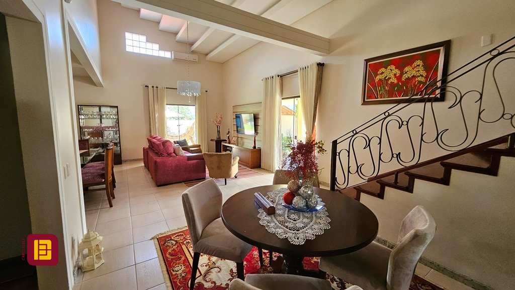 Casa com 280m², 4 quartos (sendo 3 suítes), 2 garagens, no bairro Sul do Rio em Santo Amaro da Imperatriz