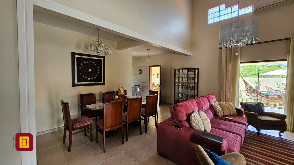 Casa com 280m², 4 quartos (sendo 3 suítes), 2 garagens, no bairro Sul do Rio em Santo Amaro da Imperatriz