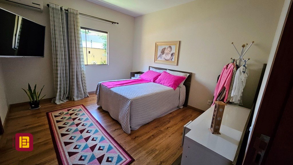 Casa com 280m², 4 quartos (sendo 3 suítes), 2 garagens, no bairro Sul do Rio em Santo Amaro da Imperatriz