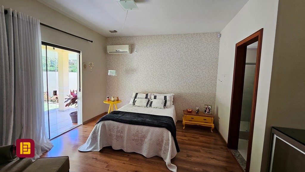 Casa com 280m², 4 quartos (sendo 3 suítes), 2 garagens, no bairro Sul do Rio em Santo Amaro da Imperatriz