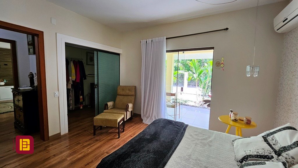 Casa com 280m², 4 quartos (sendo 3 suítes), 2 garagens, no bairro Sul do Rio em Santo Amaro da Imperatriz