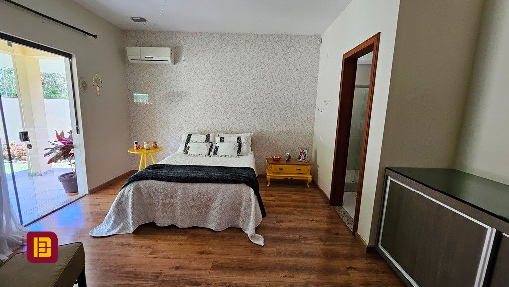 Casa com 280m², 4 quartos (sendo 3 suítes), 2 garagens, no bairro Sul do Rio em Santo Amaro da Imperatriz