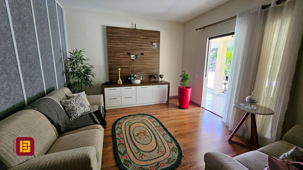 Casa com 280m², 4 quartos (sendo 3 suítes), 2 garagens, no bairro Sul do Rio em Santo Amaro da Imperatriz