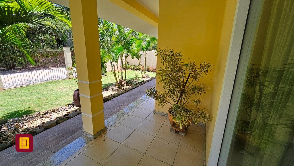 Casa com 280m², 4 quartos (sendo 3 suítes), 2 garagens, no bairro Sul do Rio em Santo Amaro da Imperatriz