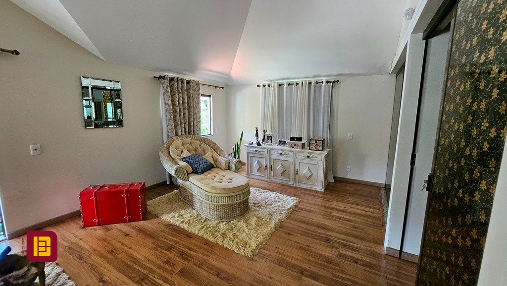 Casa com 280m², 4 quartos (sendo 3 suítes), 2 garagens, no bairro Sul do Rio em Santo Amaro da Imperatriz