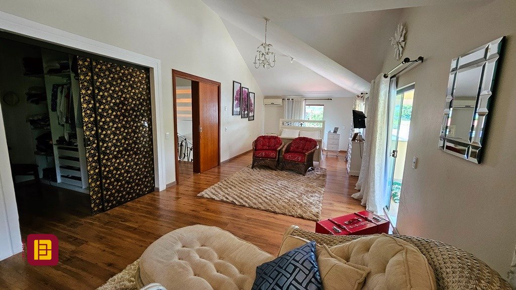 Casa com 280m², 4 quartos (sendo 3 suítes), 2 garagens, no bairro Sul do Rio em Santo Amaro da Imperatriz