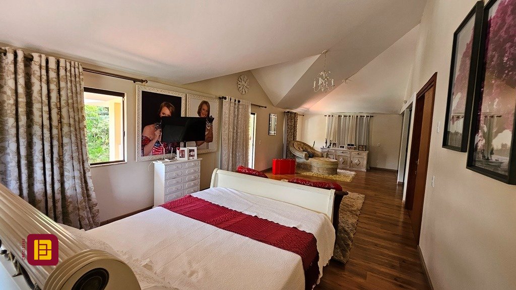Casa com 280m², 4 quartos (sendo 3 suítes), 2 garagens, no bairro Sul do Rio em Santo Amaro da Imperatriz