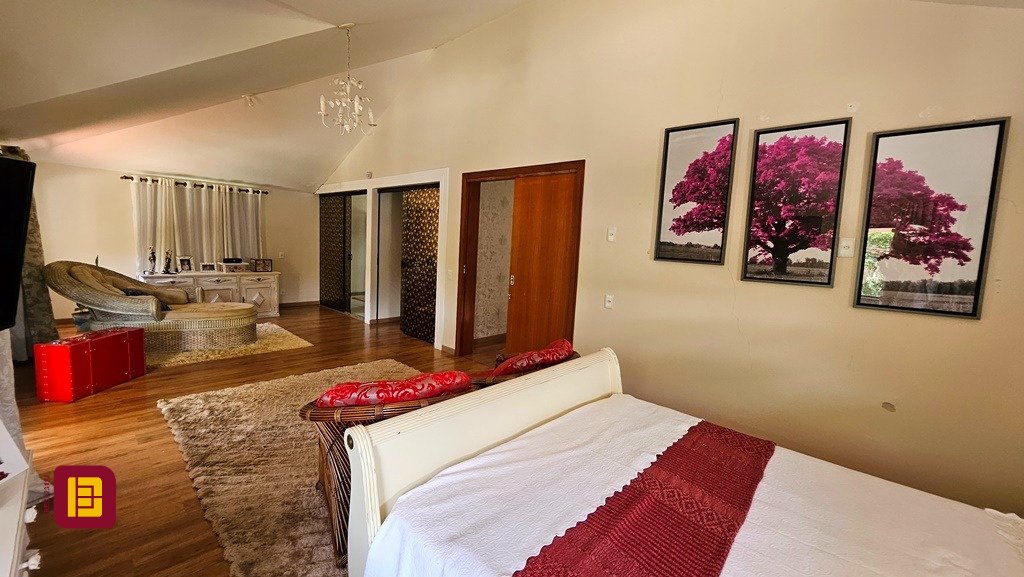 Casa com 280m², 4 quartos (sendo 3 suítes), 2 garagens, no bairro Sul do Rio em Santo Amaro da Imperatriz