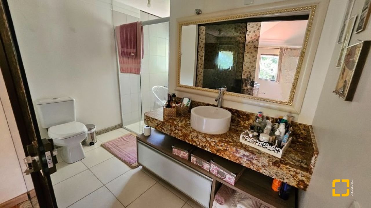 Casa com 280m², 4 quartos (sendo 3 suítes), 2 garagens, no bairro Sul do Rio em Santo Amaro da Imperatriz