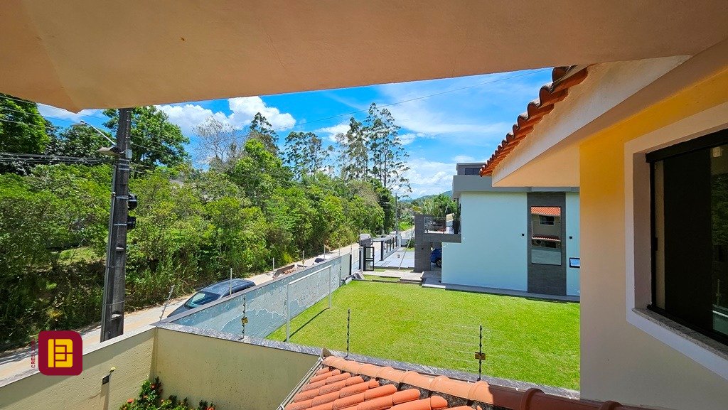 Casa com 280m², 4 quartos (sendo 3 suítes), 2 garagens, no bairro Sul do Rio em Santo Amaro da Imperatriz