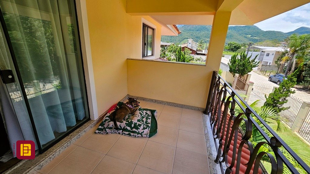 Casa com 280m², 4 quartos (sendo 3 suítes), 2 garagens, no bairro Sul do Rio em Santo Amaro da Imperatriz
