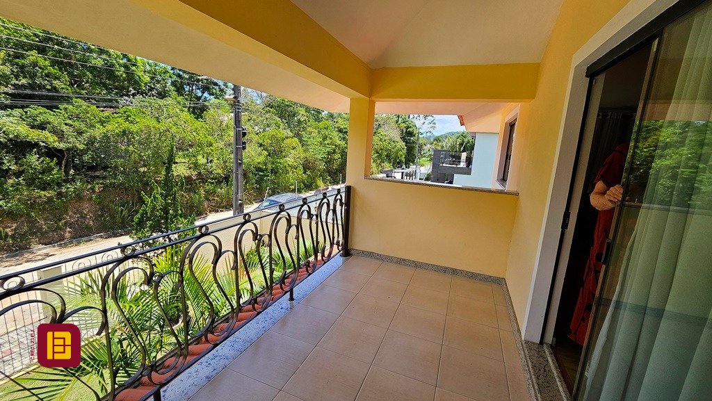 Casa com 280m², 4 quartos (sendo 3 suítes), 2 garagens, no bairro Sul do Rio em Santo Amaro da Imperatriz