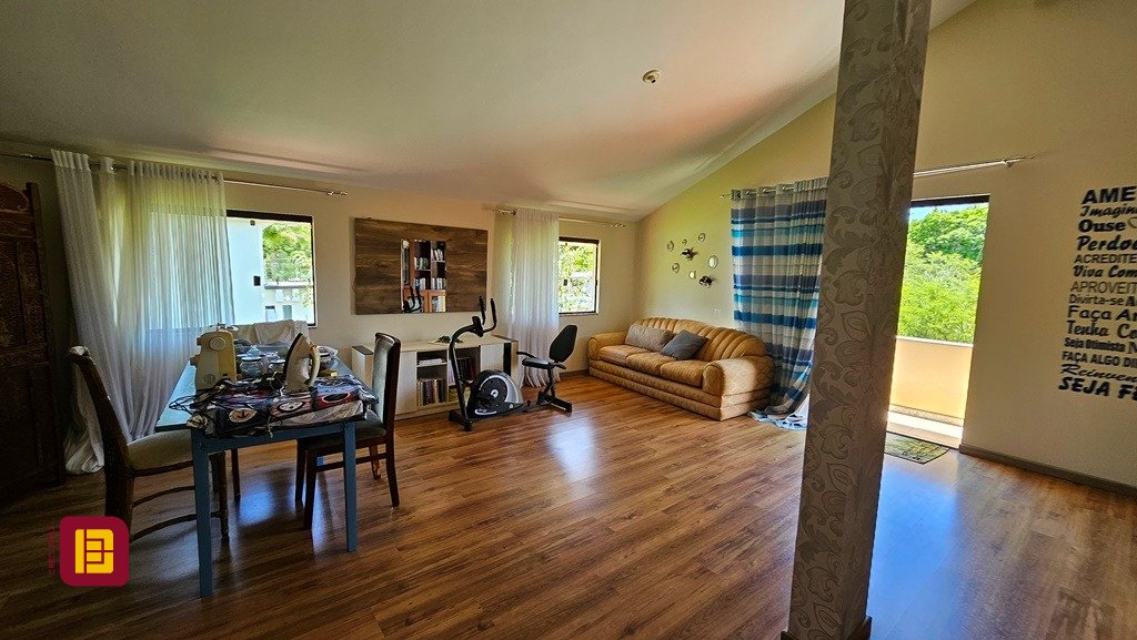 Casa com 280m², 4 quartos (sendo 3 suítes), 2 garagens, no bairro Sul do Rio em Santo Amaro da Imperatriz