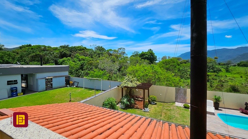 Casa com 280m², 4 quartos (sendo 3 suítes), 2 garagens, no bairro Sul do Rio em Santo Amaro da Imperatriz