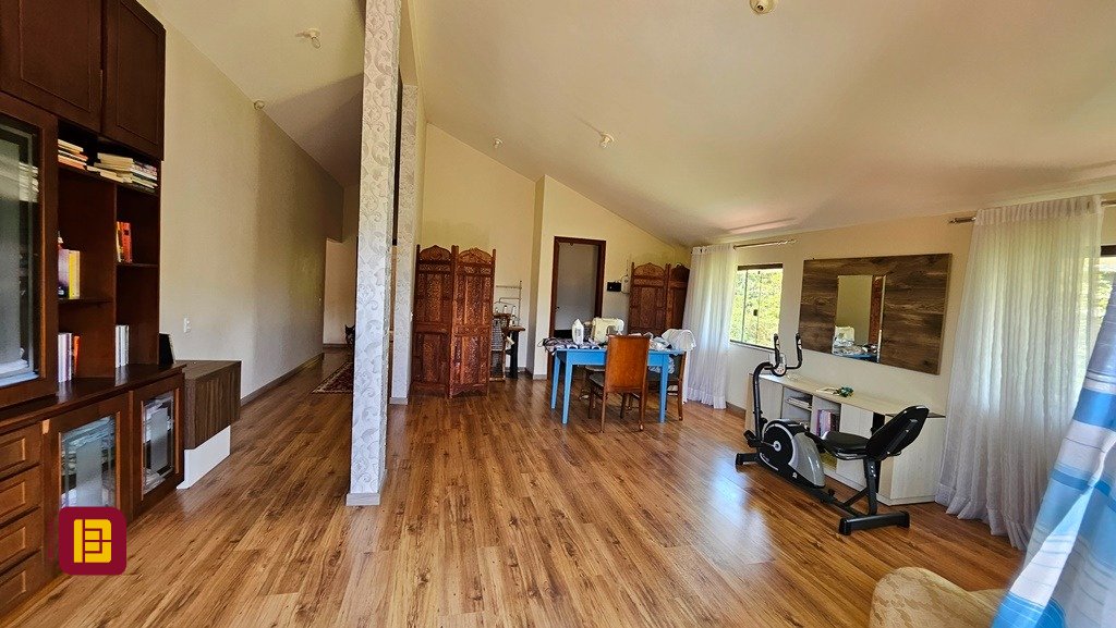 Casa com 280m², 4 quartos (sendo 3 suítes), 2 garagens, no bairro Sul do Rio em Santo Amaro da Imperatriz