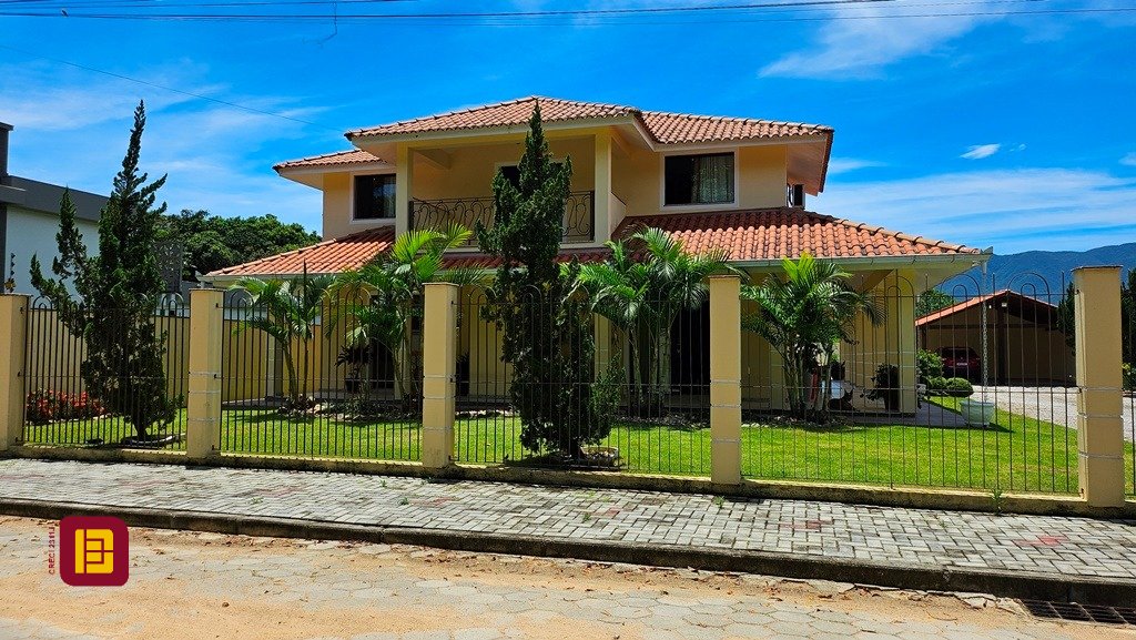 Casa com 280m², 4 quartos (sendo 3 suítes), 2 garagens, no bairro Sul do Rio em Santo Amaro da Imperatriz