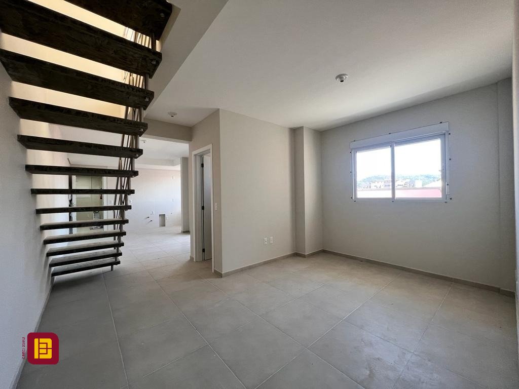 Cobertura com 114m², 2 quartos (sendo 2 suítes), 2 garagens, no bairro Itacorubi em Florianópolis
