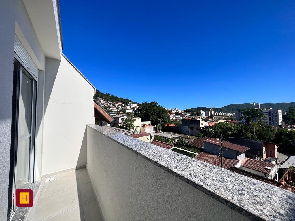 Cobertura com 114m², 2 quartos (sendo 2 suítes), 2 garagens, no bairro Itacorubi em Florianópolis