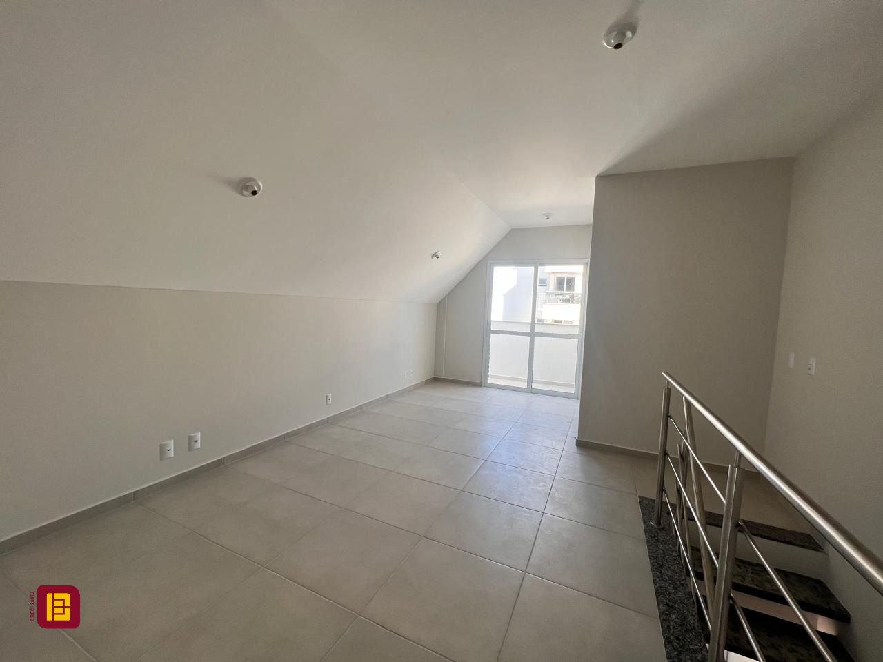 Cobertura com 114m², 2 quartos (sendo 2 suítes), 2 garagens, no bairro Itacorubi em Florianópolis