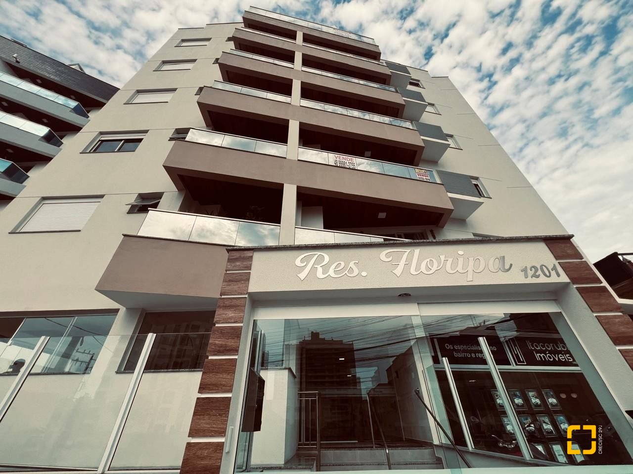 Cobertura com 114m², 2 quartos (sendo 2 suítes), 2 garagens, no bairro Itacorubi em Florianópolis