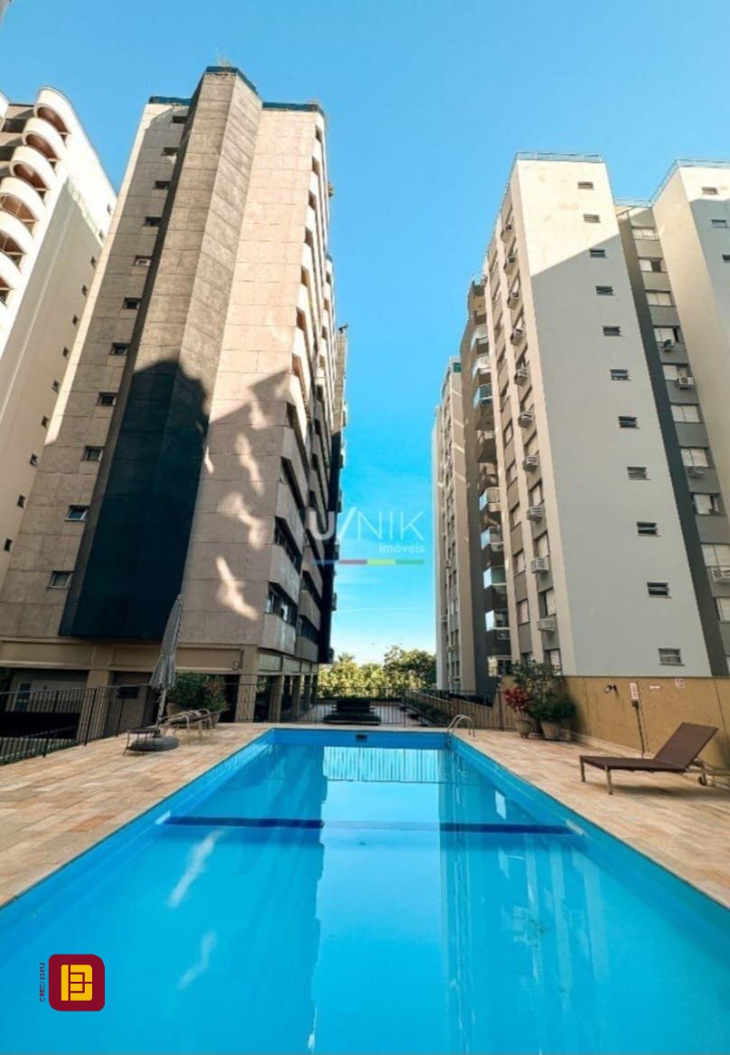 Apartamento com 381m², 4 quartos (sendo 2 suítes), 3 garagens, no bairro Beira Mar em Florianópolis