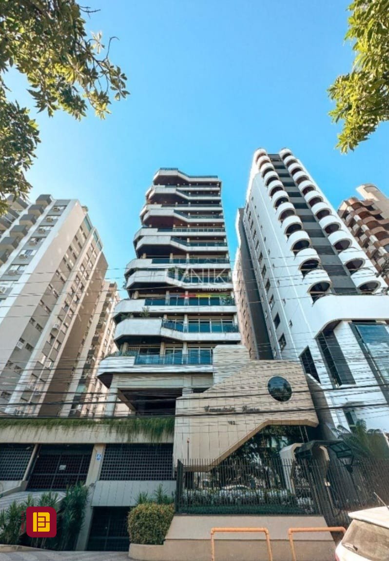 Apartamento com 381m², 4 quartos (sendo 2 suítes), 3 garagens, no bairro Beira Mar em Florianópolis