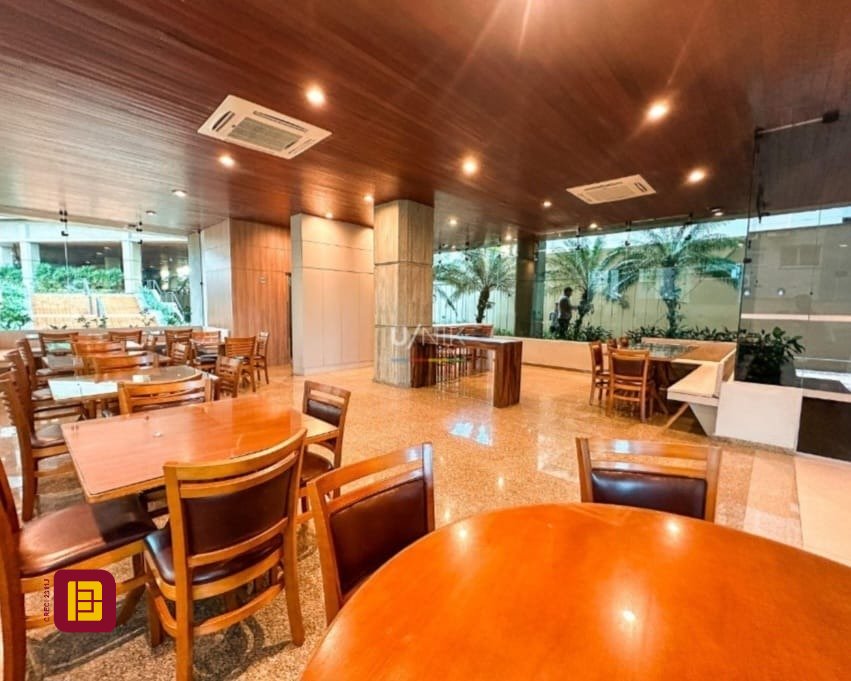 Apartamento com 381m², 4 quartos (sendo 2 suítes), 3 garagens, no bairro Beira Mar em Florianópolis