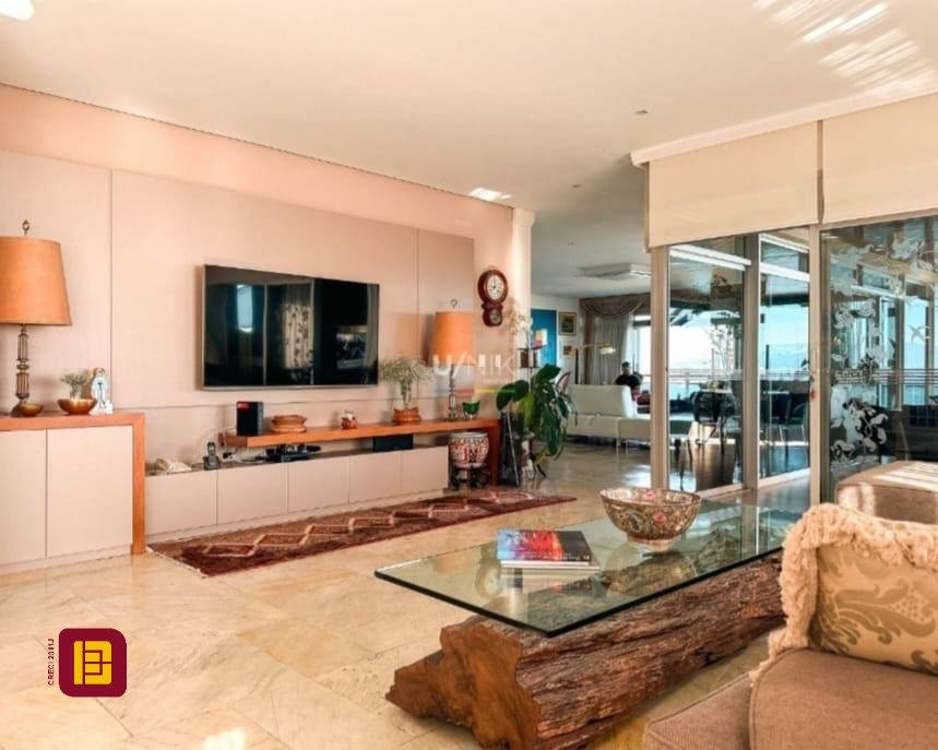Apartamento com 381m², 4 quartos (sendo 2 suítes), 3 garagens, no bairro Beira Mar em Florianópolis