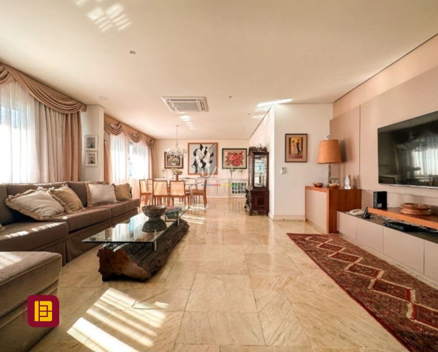 Apartamento com 381m², 4 quartos (sendo 2 suítes), 3 garagens, no bairro Beira Mar em Florianópolis