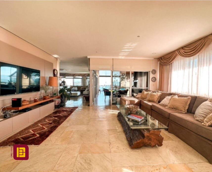Apartamento com 381m², 4 quartos (sendo 2 suítes), 3 garagens, no bairro Beira Mar em Florianópolis