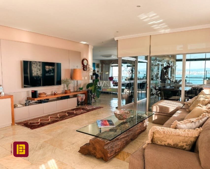 Apartamento com 381m², 4 quartos (sendo 2 suítes), 3 garagens, no bairro Beira Mar em Florianópolis