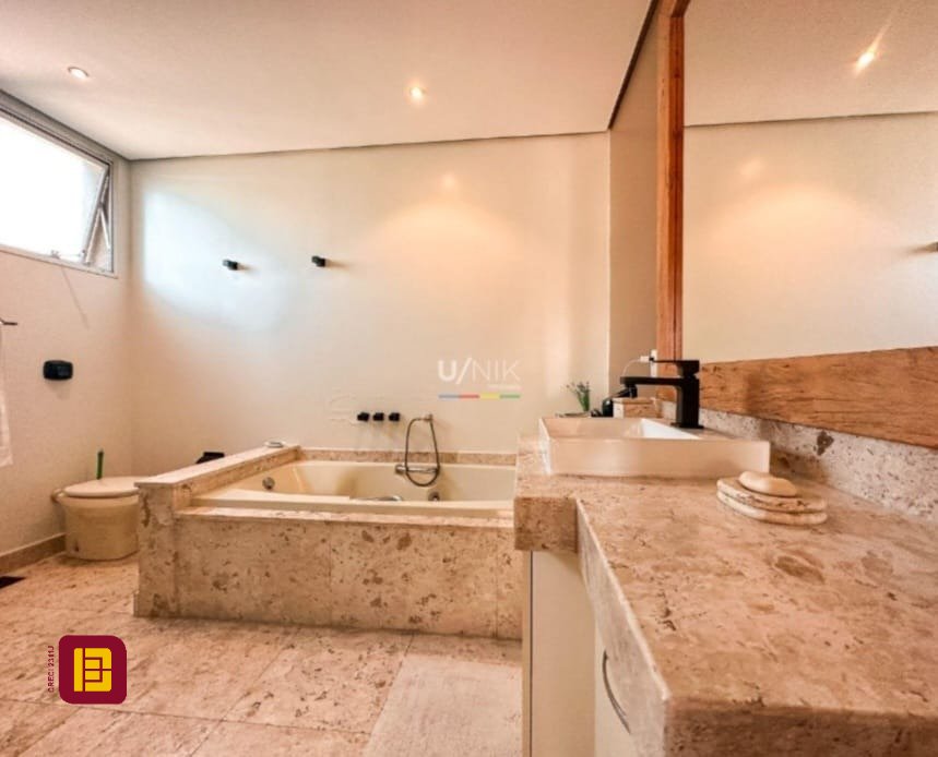 Apartamento com 381m², 4 quartos (sendo 2 suítes), 3 garagens, no bairro Beira Mar em Florianópolis
