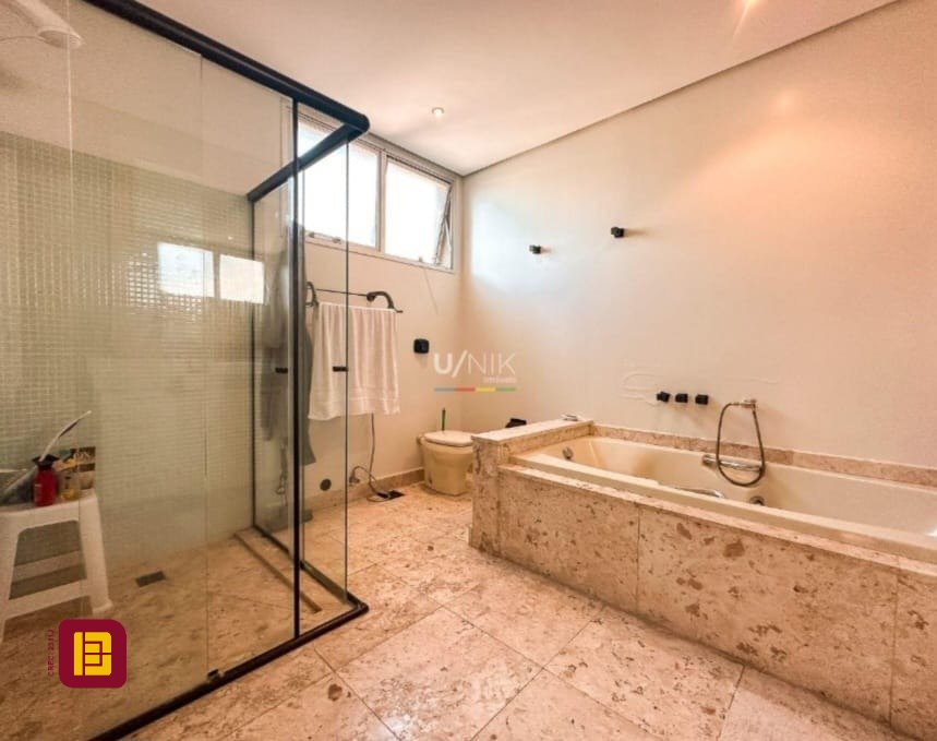 Apartamento com 381m², 4 quartos (sendo 2 suítes), 3 garagens, no bairro Beira Mar em Florianópolis