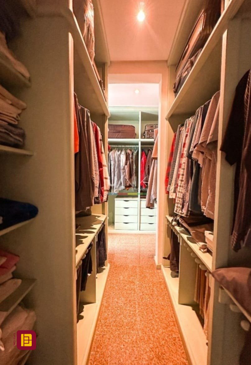 Apartamento com 381m², 4 quartos (sendo 2 suítes), 3 garagens, no bairro Beira Mar em Florianópolis