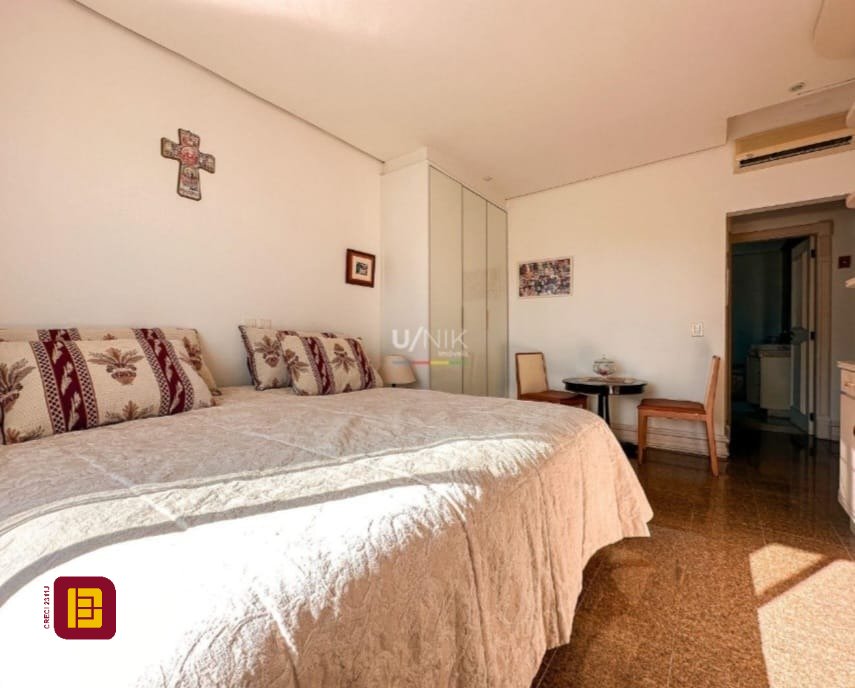Apartamento com 381m², 4 quartos (sendo 2 suítes), 3 garagens, no bairro Beira Mar em Florianópolis