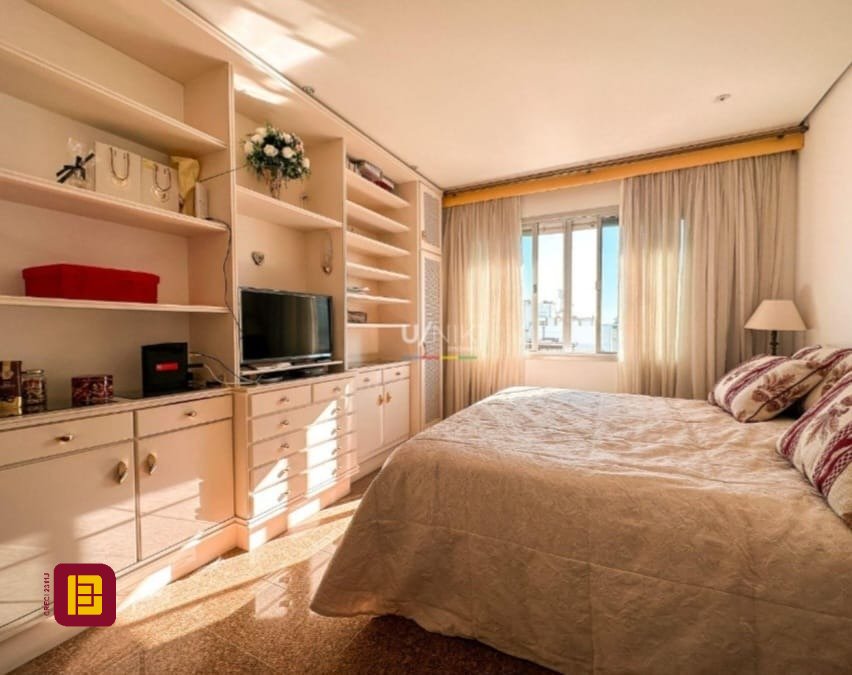 Apartamento com 381m², 4 quartos (sendo 2 suítes), 3 garagens, no bairro Beira Mar em Florianópolis
