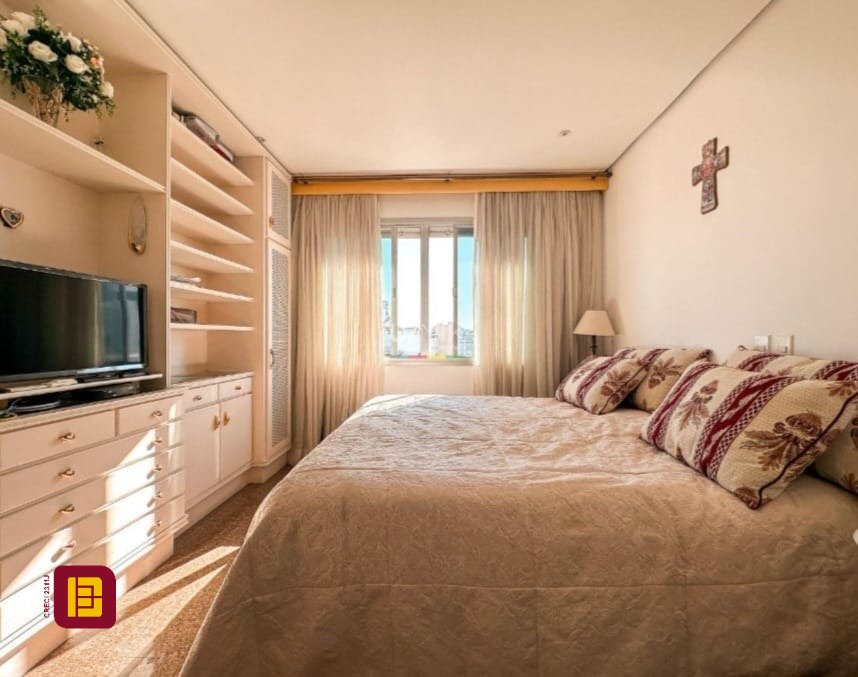 Apartamento com 381m², 4 quartos (sendo 2 suítes), 3 garagens, no bairro Beira Mar em Florianópolis