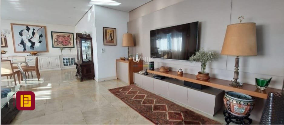 Apartamento com 381m², 4 quartos (sendo 2 suítes), 3 garagens, no bairro Beira Mar em Florianópolis