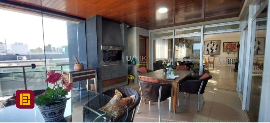 Apartamento com 381m², 4 quartos (sendo 2 suítes), 3 garagens, no bairro Beira Mar em Florianópolis