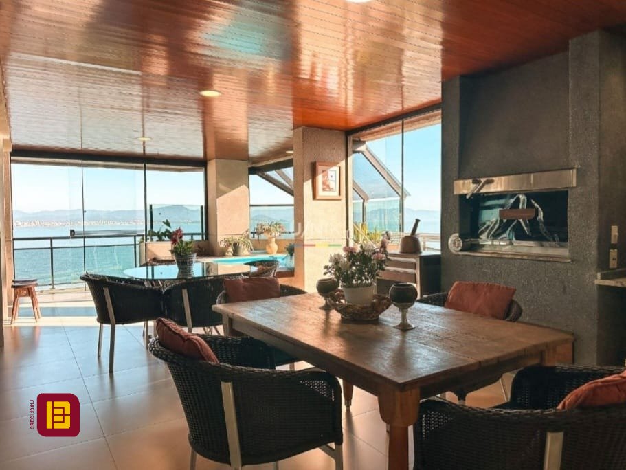 Apartamento com 381m², 4 quartos (sendo 2 suítes), 3 garagens, no bairro Beira Mar em Florianópolis