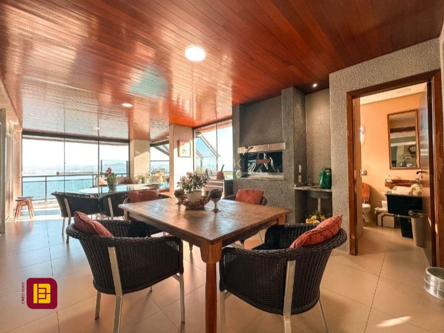 Apartamento com 381m², 4 quartos (sendo 2 suítes), 3 garagens, no bairro Beira Mar em Florianópolis