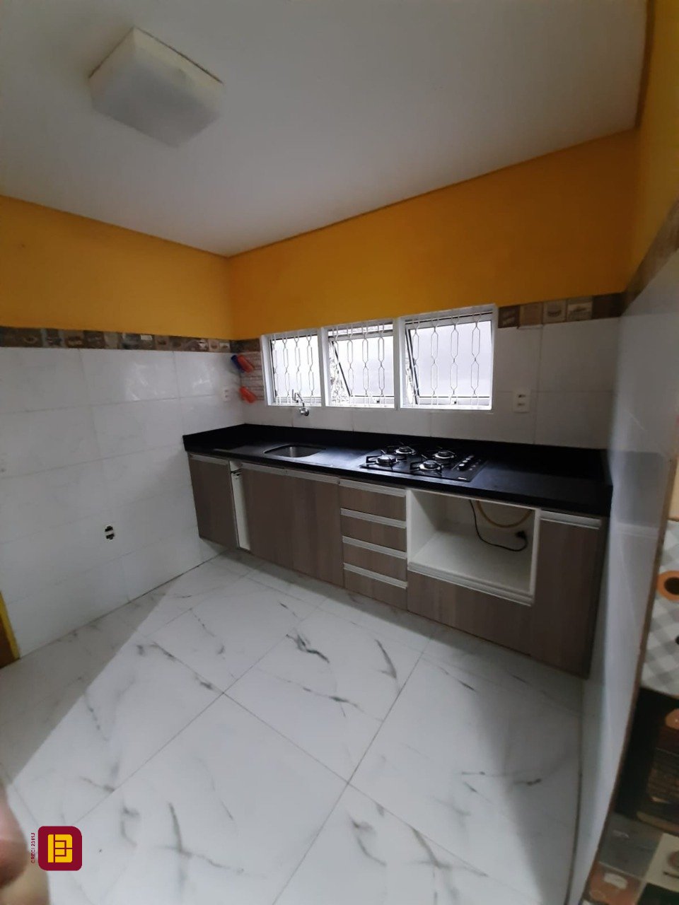 Casa com 325m², 3 garagens, no bairro Morro das Pedras em Florianópolis
