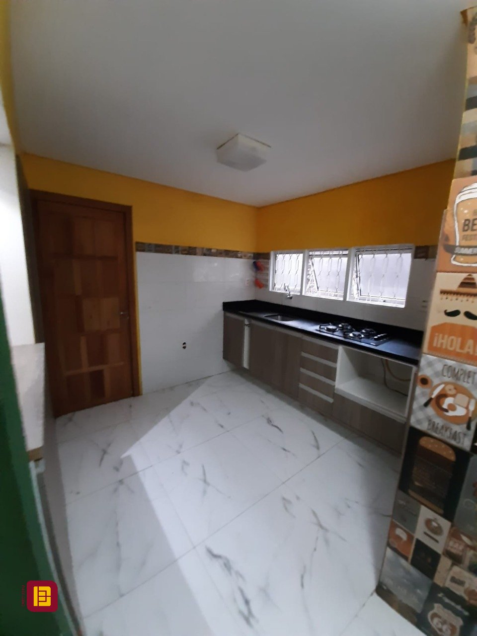 Casa com 325m², 3 garagens, no bairro Morro das Pedras em Florianópolis