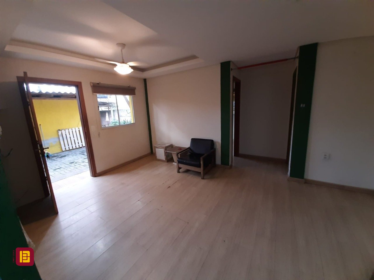 Casa com 325m², 3 garagens, no bairro Morro das Pedras em Florianópolis