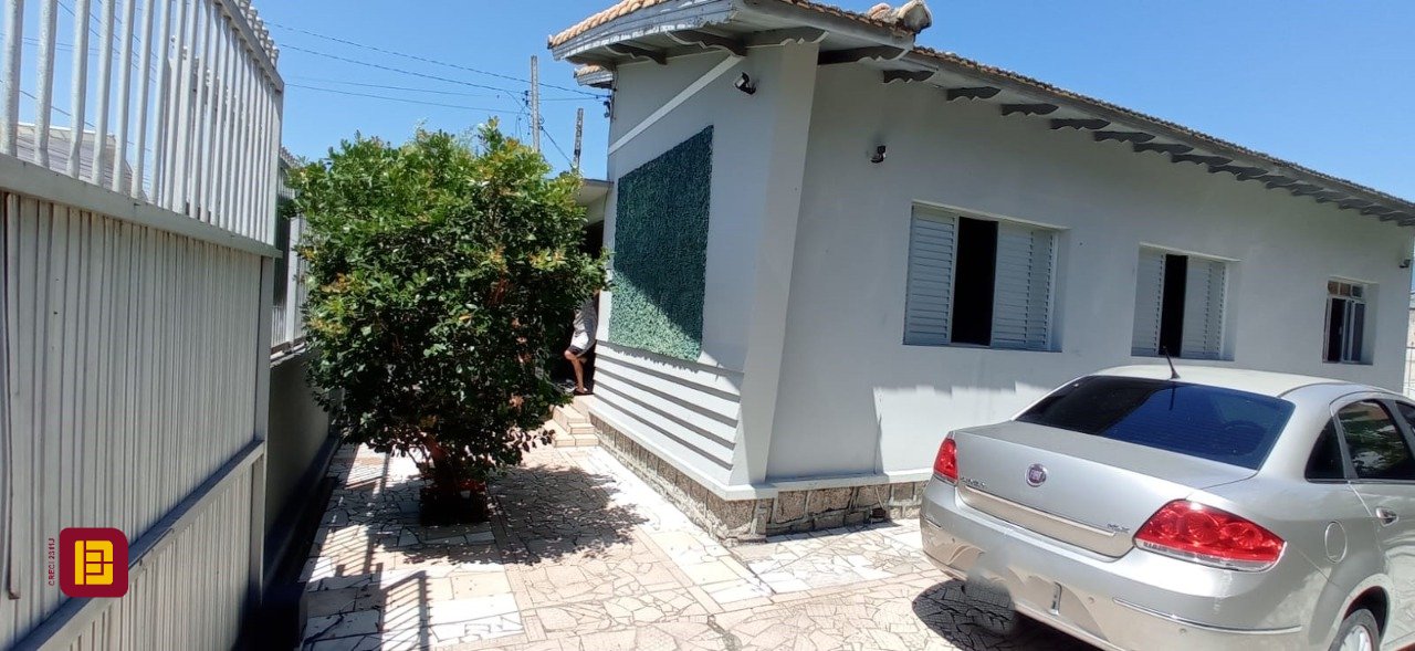 Casa com 94m², no bairro Centro em São José