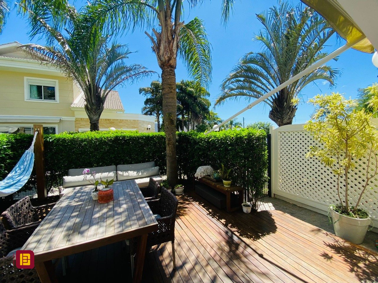 Casa de Condomínio com 175m², 3 quartos (sendo 3 suítes), 3 garagens, no bairro Lagoa da Conceição em Florianópolis